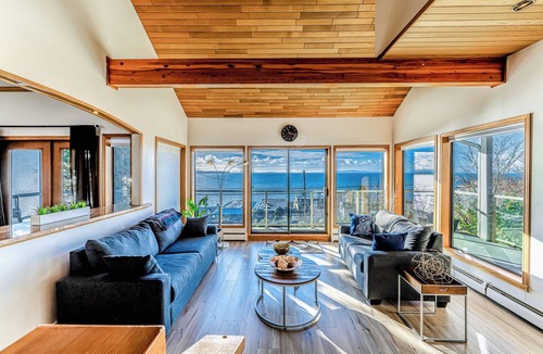 White Rock House | Panoramic Ocean Front View, 5 BR full Bath- Renovated Whole House in White Rock