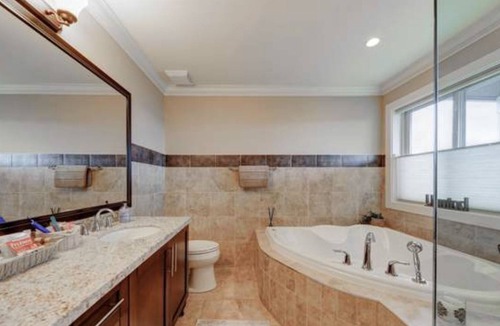 Richmond City Centre House | Panoramic unobstructed Oceanview Great patio Rose.hydrangea Garden Heaven Villa