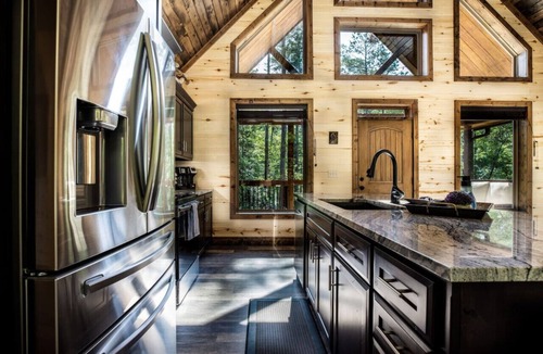 Octavia Cabin | Paradise Pines - Relax & unwind.