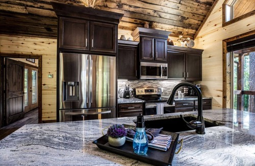 Octavia Cabin | Paradise Pines - Relax & unwind.