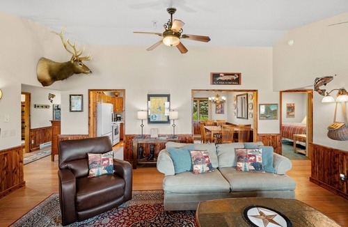 Livingston Cabin | Paradise Ranch: 2 Cabins Great for Families, Wedding Guests, Montana Adventurers