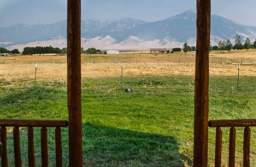 Livingston Cottage | Paradise Valley Cabin by Chico & Yellowstone Park!