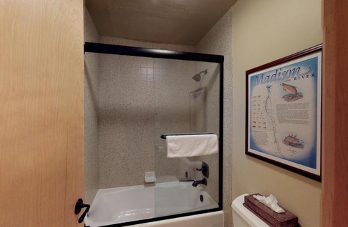 Big Sky Meadow Village Hotel | Park 285