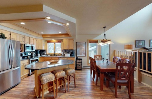 Big Sky Meadow Village Hotel | Park 285