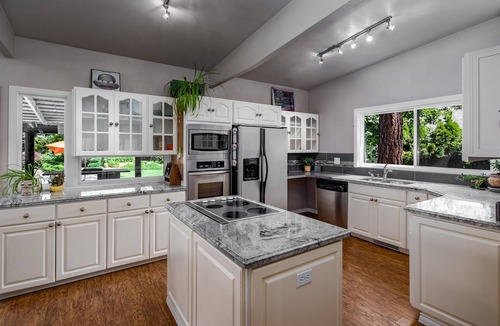 Spokane House | Parkway House - PICKLEBALL COURT- Dog Friendly - Basketball - FAMILY PERFECT