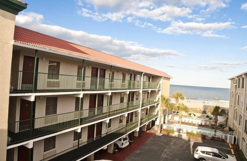 Tybee Island Hotel | Partial Ocean View Room w/Free WiFi, Private Balcony, & Walk-In Shower
