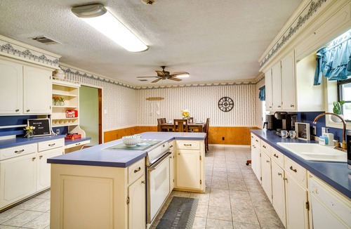 Lake Charles House | Patio & Grill! Charming 'Lake Charles Landing Pad'