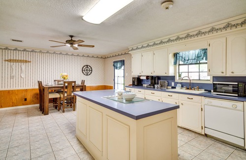 Lake Charles House | Patio & Grill! Charming 'Lake Charles Landing Pad'