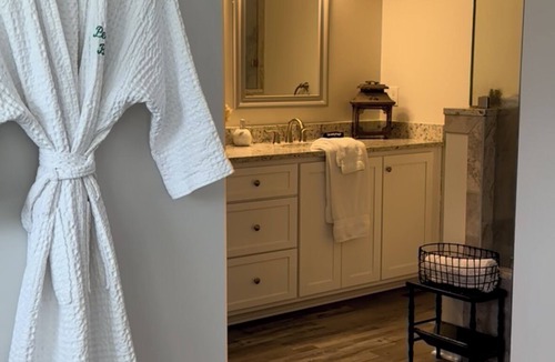 Charles City Bed & Breakfast | Peace Hill Farm Bed and Breakfast. Private Suite with Luxury Bath & Scenic Views