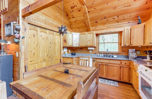 Epworth Cabin | Peaceful Cabin w/Hot Tub: 11 Mi to Blue Ridge!