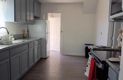 Fresno House | Peaceful Country Stay, Blue Home in Fresno