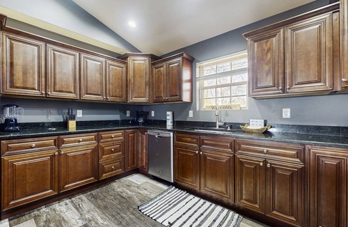 Kodak Cabin | Peaceful family-friendly home with games, fire pit, and great location!