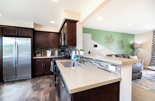 Thousand Oaks Apartment | Peaceful & Gated 2 King Bd 2 Bth, 1 Gig WiFi near CLU, FSAC & Proactive Sports