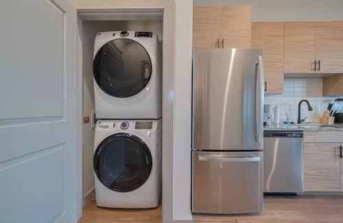 Washington Ave./ Memorial Park Apartment | Peaceful Heights One-Bed - Views & Comfort