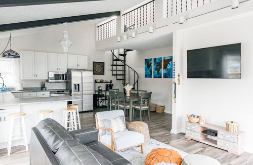 Howard House | Peaceful Lakefront Getaway with Ping Pong!