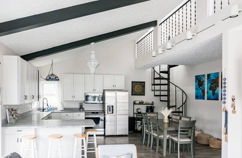 Howard House | Peaceful Lakefront Getaway with Ping Pong!
