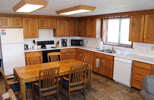 Wapiti House | Peaceful Log Home near Yellowstone