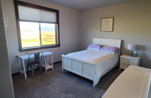 Bozeman House | Peaceful mountain view-Close to airport