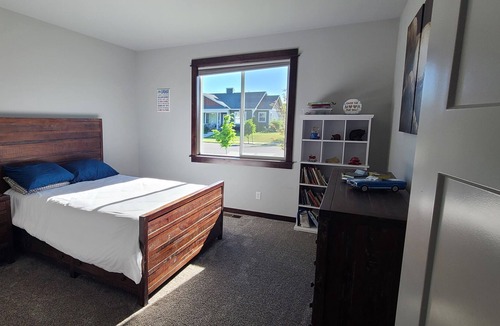 Bozeman House | Peaceful mountain view-Close to airport