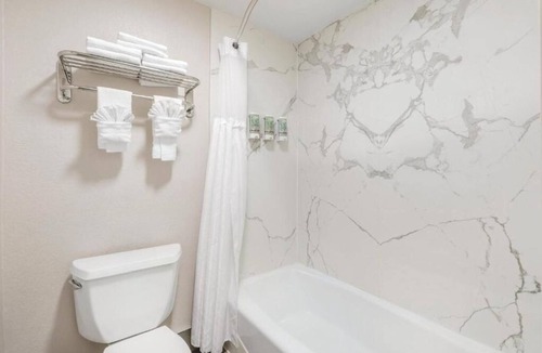 North Redondo Hotel | Peaceful Redondo Beach Escape w/Cozy King Bed & Relaxing Jacuzzi – Perfect Stay