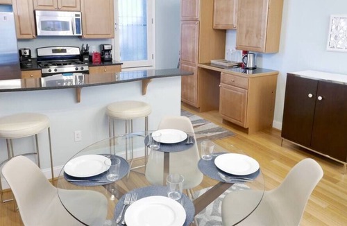 Mount Vernon Square Apartment | Peaceful Retreat in the PERFECT Location~Sleeps 6!