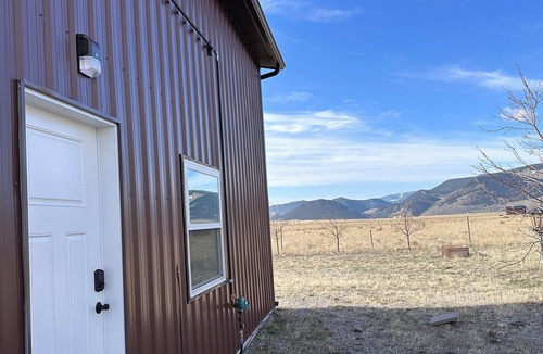 Divide Apartment | Peaceful retreat nearThe Big Hole River , Butte ,and Dillon.