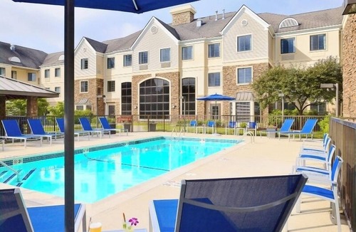 Auburn Hills Hotel | Peaceful Retreat with Kitchenette | Outdoor Pool and Free Breakfast