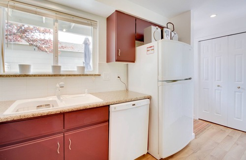 Southeast Boise House | Peaceful townhouse with pool, fast WiFi & partial mountain views - walk to shops