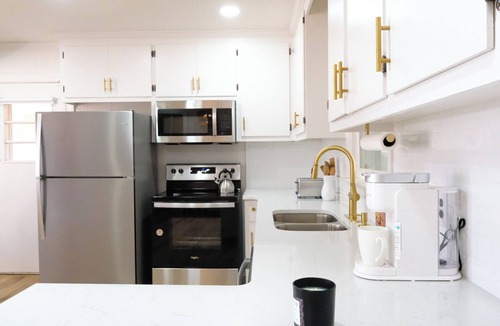 Wilson House | Peaceful, Well-Lit 3 Bed, 3 Bath Spacious Retreat With Mid-Century Modern Design