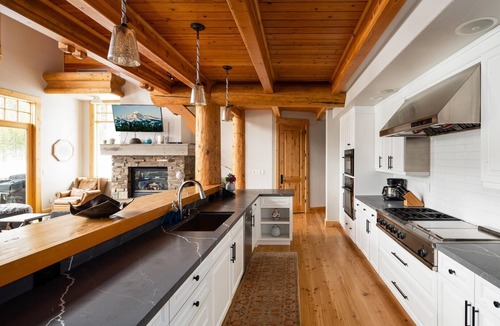Saddle Ridge Cabin | Penthouse 1 (3-Bedroom) with Mountain view by Moonlight Basin Lodging