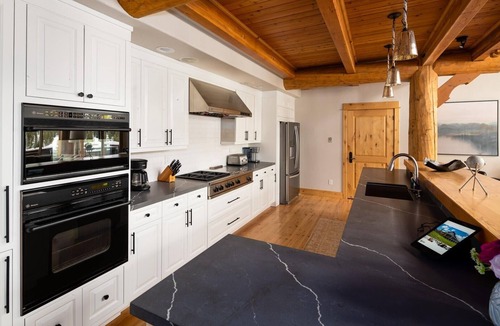 Saddle Ridge Cabin | Penthouse 1 (3-Bedroom) with Mountain view by Moonlight Basin Lodging