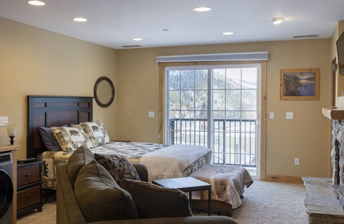 Kellogg Condo | Penthouse Studio w/Mtn Sunrise Views; Near Silver
