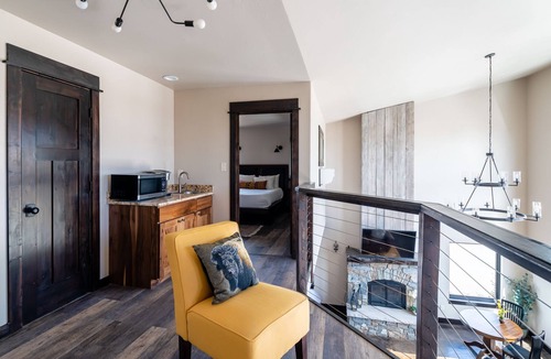 Emigrant House | Perfect-Family Gatherings, Wedding Groups, 5 Private Suites, HotTub, Yellowstone