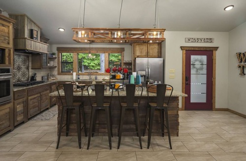 Broken Bow Cabin | Perfect for Family Gatherings 4 King Suites Heated Pool & Fire Pit