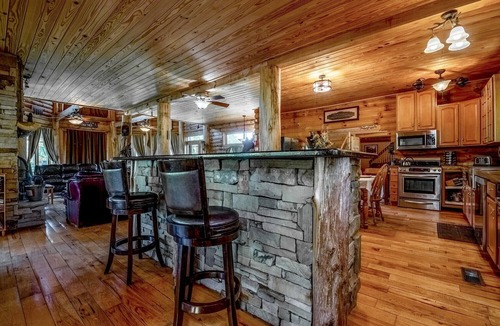 Chickamauga Cabin | PERFECT FOR FAMILY REUNIONS/RETREATS PEACEFUL & QUIET WITH GORGEOUS MTN. VIEWS!