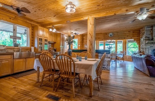 Chickamauga Cabin | PERFECT FOR FAMILY REUNIONS/RETREATS PEACEFUL & QUIET WITH GORGEOUS MTN. VIEWS!