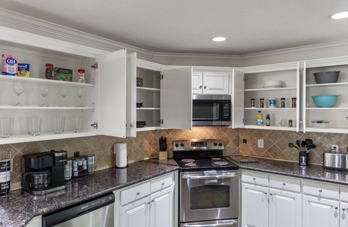 Barker Villa | Perfect Harmony - Near Stadiums, Airport & Downtown