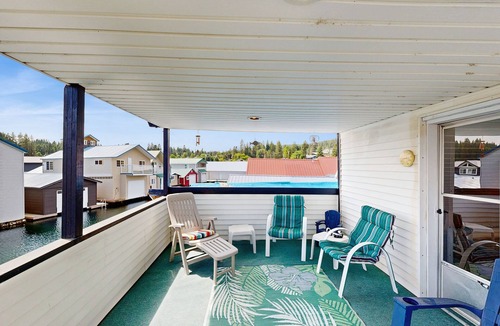 Bayview Boat Rental | Perfect Waterfront Fishing Retreat - Floating Home in the Bayview Marina