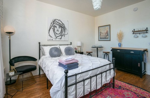 Westlake Hotel | Perfectly Cozy Studio for Couples