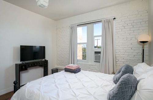 Westlake Hotel | Perfectly Cozy Studio for Couples
