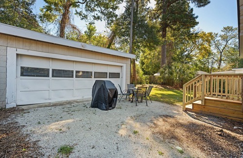 Georgetown House | Pet-friendly 105 year old home in historic Downtown Georgetown. Oak-lined streets.