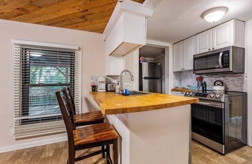 Cary Cottage | Pet-friendly 2BR Ranch, Wifi, Parking Near RTP