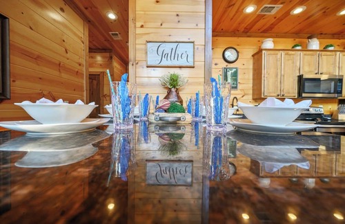 Hochatown Cabin | Pet Friendly Cabin | Walk to Breweries | Hot Tub