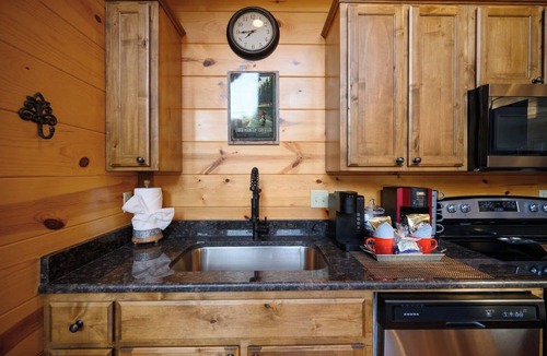 Hochatown Cabin | Pet Friendly Cabin | Walk to Breweries | Hot Tub