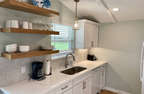 Galveston House | Pet Friendly Cottage - Gulf Views - 5 Min walk to Beach loop