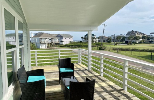 Galveston House | Pet Friendly Cottage - Gulf Views - 5 Min walk to Beach loop