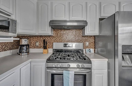 Royal Oak House | Pet Friendly Cozy Bungalow with King Bed and Yard