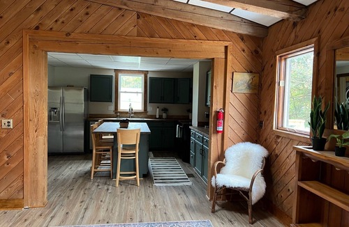 White Cabin | Pet Friendly Cozy Cabin Close to Slopes