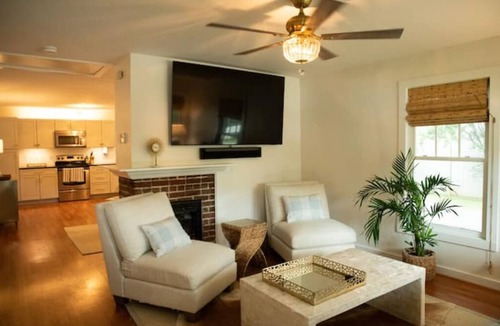 NoDa House | Pet Friendly Cozy NoDa Bungalow with Fenced in Backyard