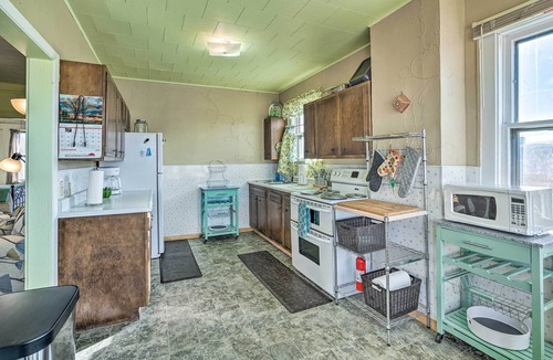 Hettinger Apartment | Pet-Friendly Downtown Hettinger Apt w/Yard!